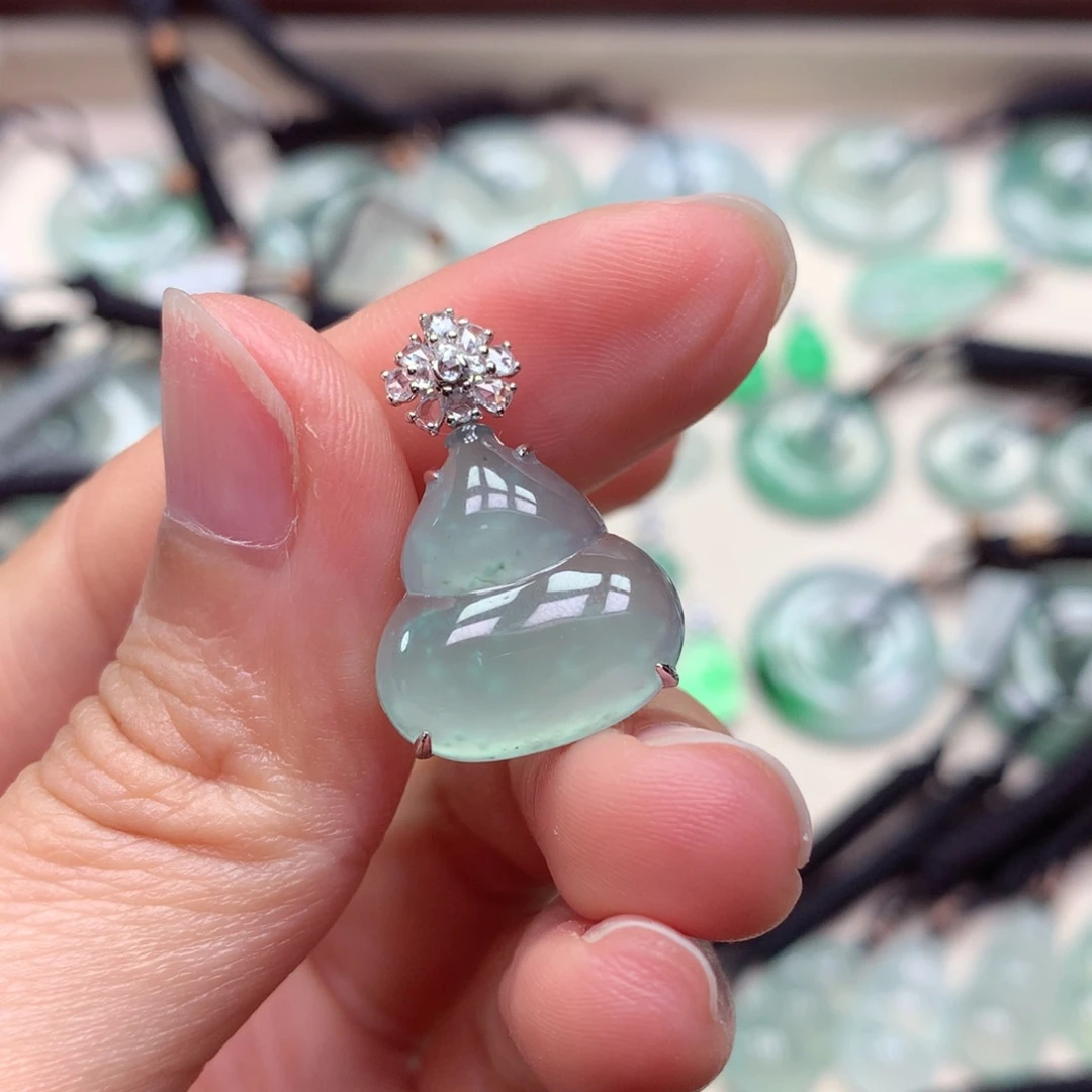 翡翠18K金镶嵌颈饰葫芦