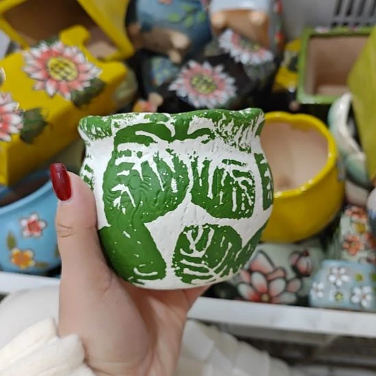 当场拍满15元发货不凑不发，花盆盆口不方不圆有针孔黑点是正常的，