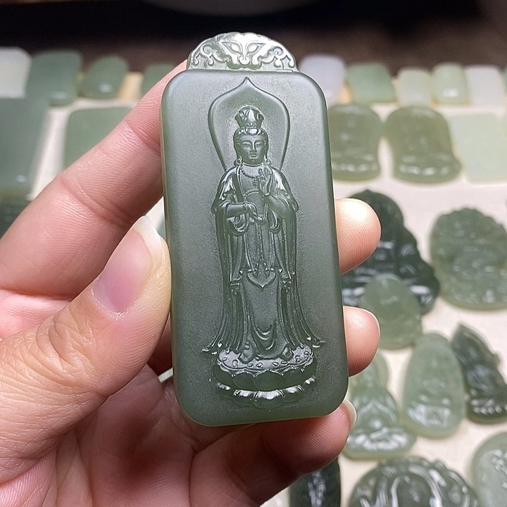 阿***下和田玉未镶嵌颈饰