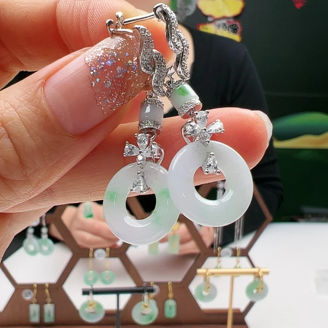 翡翠耳饰银S925镶嵌天然翡翠耳饰银s925镶嵌多样性