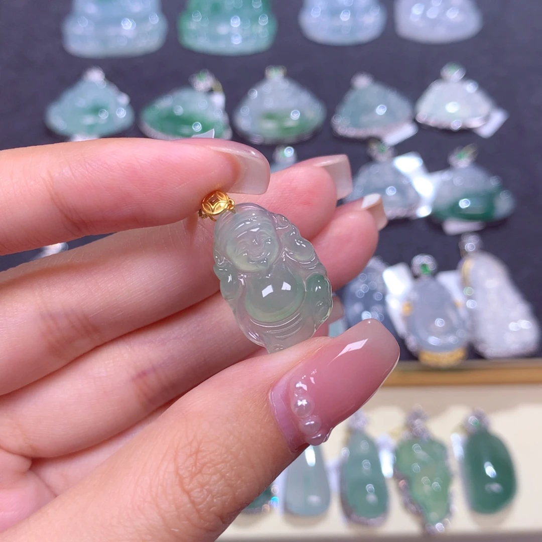 翡翠18K金镶嵌颈饰财神