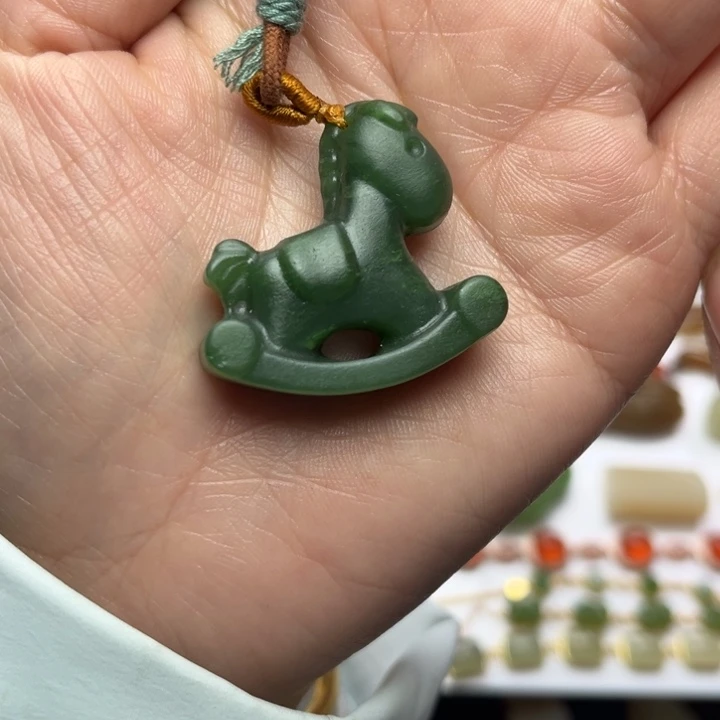 和田玉未镶嵌颈饰摇摇马