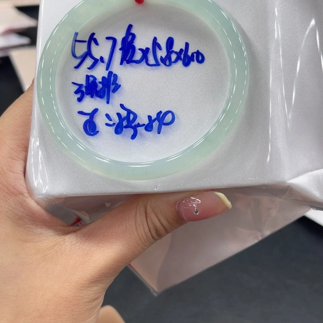 翡翠手镯未镶嵌翡翠