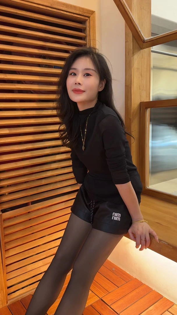 Miss huo 半高领纯色打底衫 A 黑色 19306