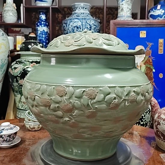 摆件龙泉梅子青荷叶罐