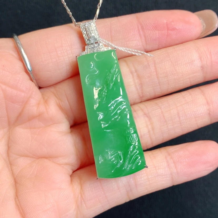 【闪购商品】颈饰18K金镶嵌翡翠山水牌