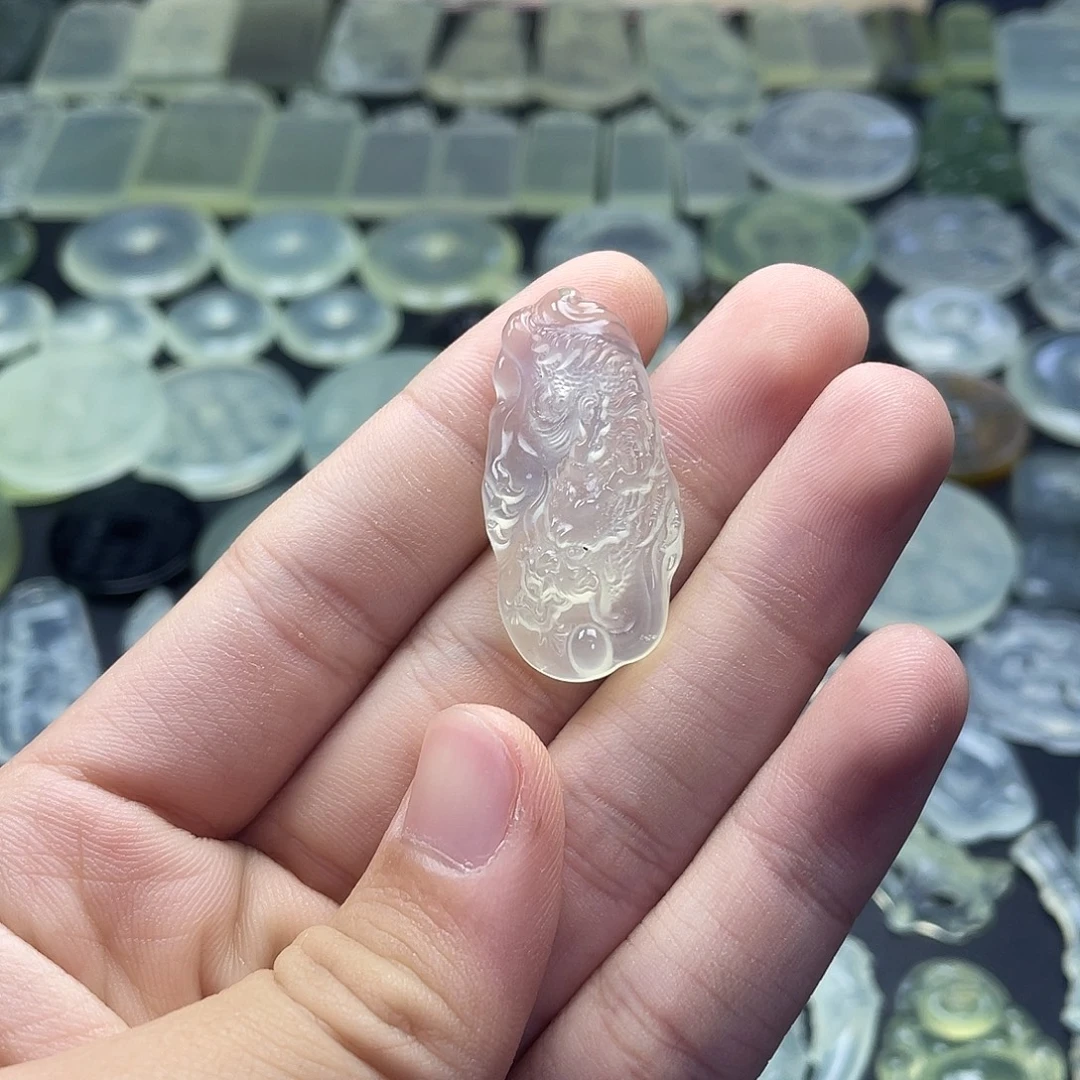 岫玉未镶嵌颈饰龙牌