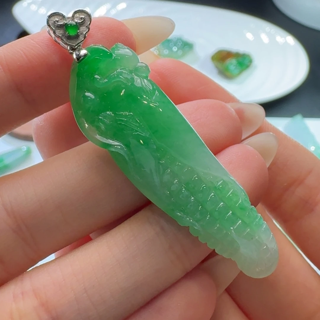 翡翠18K金镶嵌颈饰果阳绿玉米