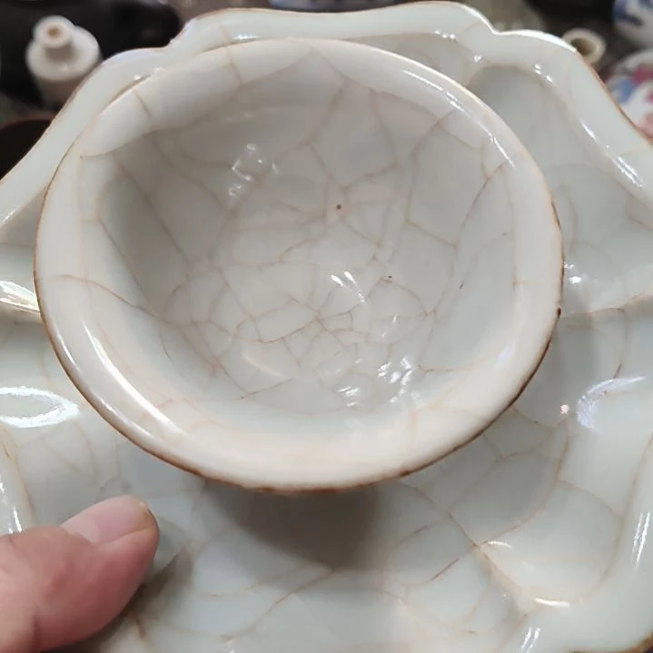 用***伢摆件两件精美龙泉小杯，盘子全品