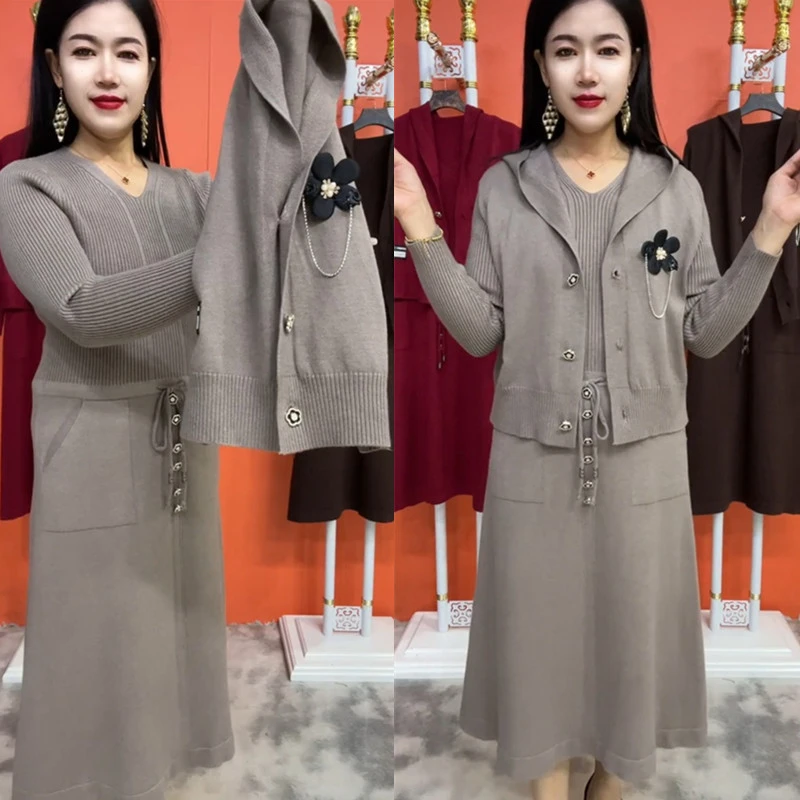 网红款洋气妈妈秋冬新款连衣裙连帽马甲长袖过膝裙子显瘦两件套女
