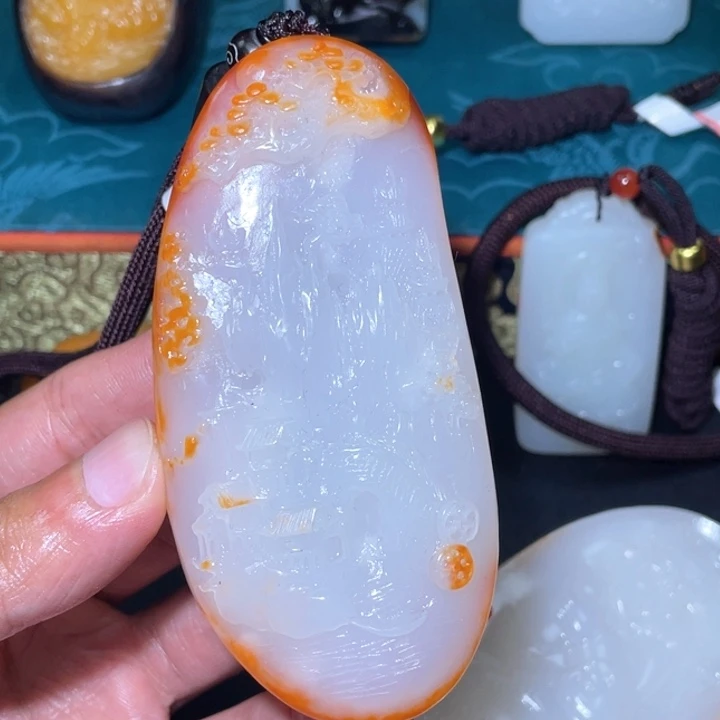 橙***意和田玉未镶嵌颈饰