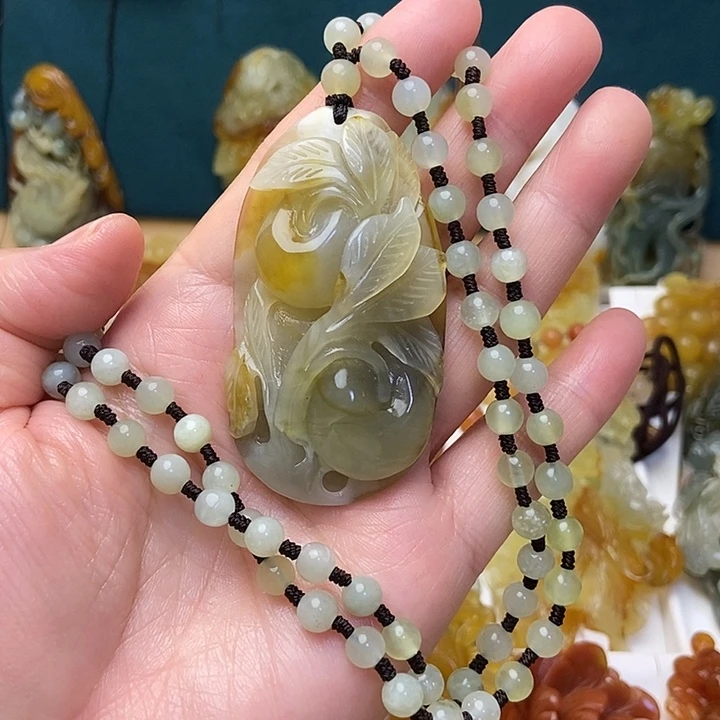 蛇纹石玉未镶嵌颈饰