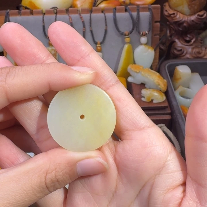 8***8和田玉未镶嵌颈饰