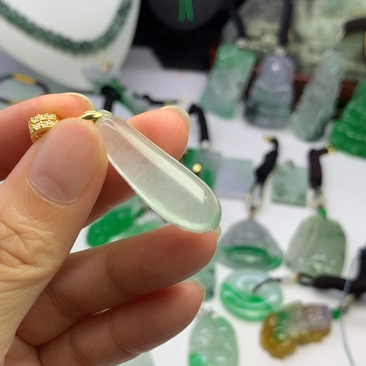翡翠未镶嵌吊坠(赠链)