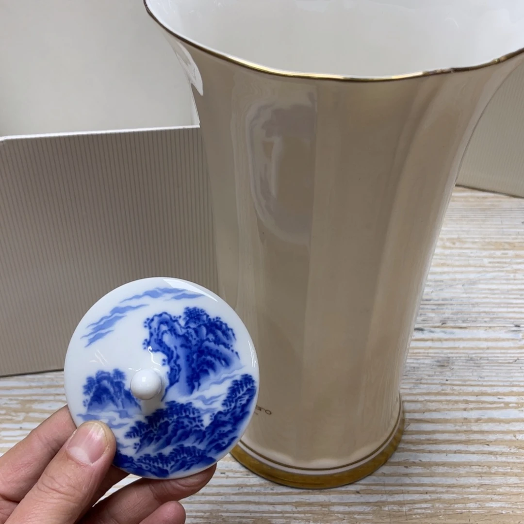 瓷片成***家密密麻麻地排列着