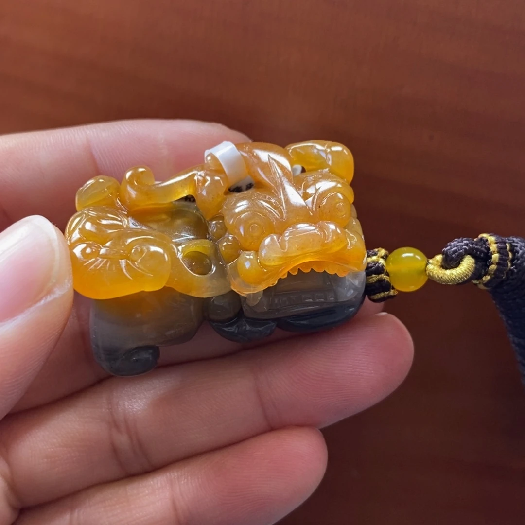 石英质玉（黄龙玉）未镶嵌颈饰