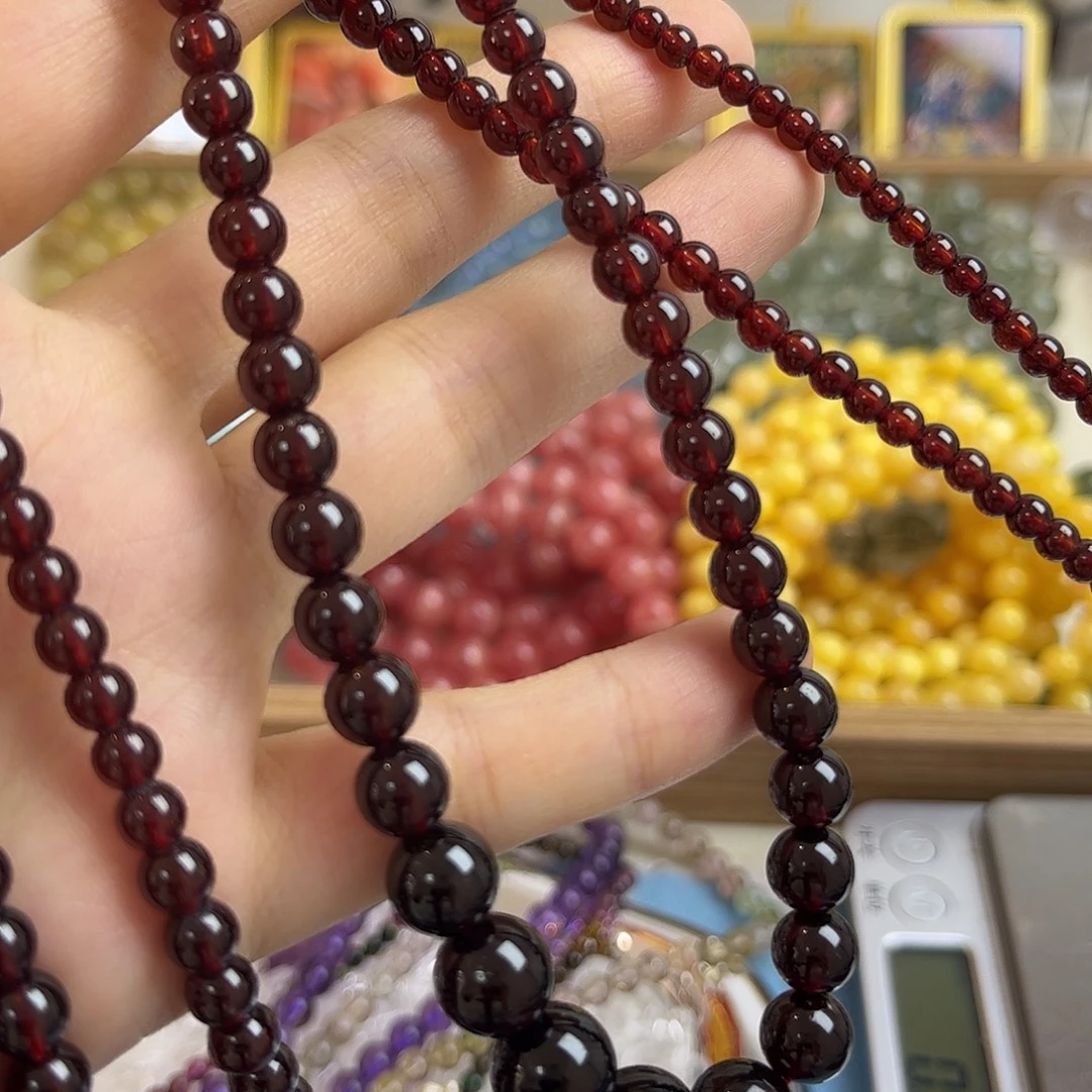 未镶嵌颈饰石榴石矿坑