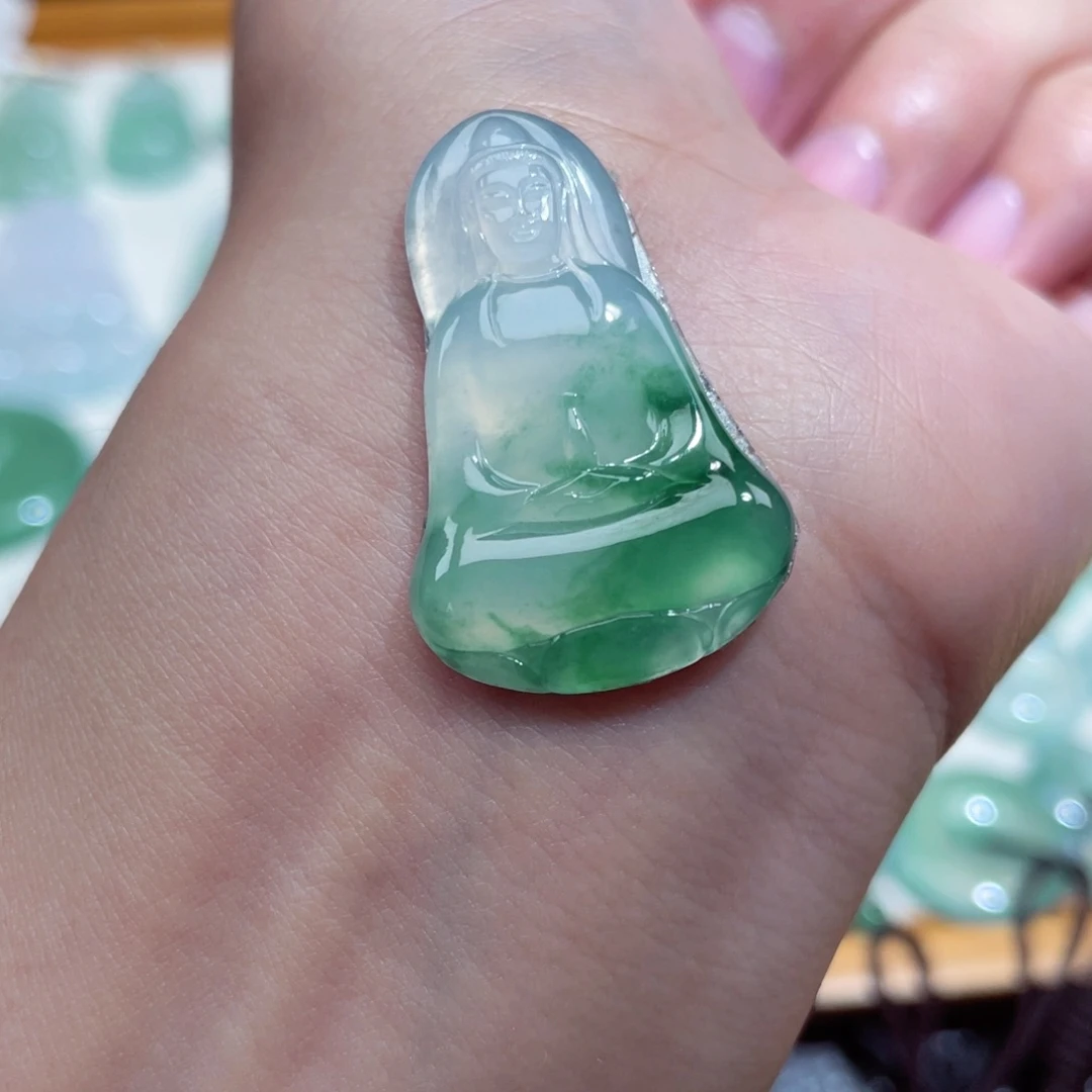 翡翠未镶嵌颈饰观音