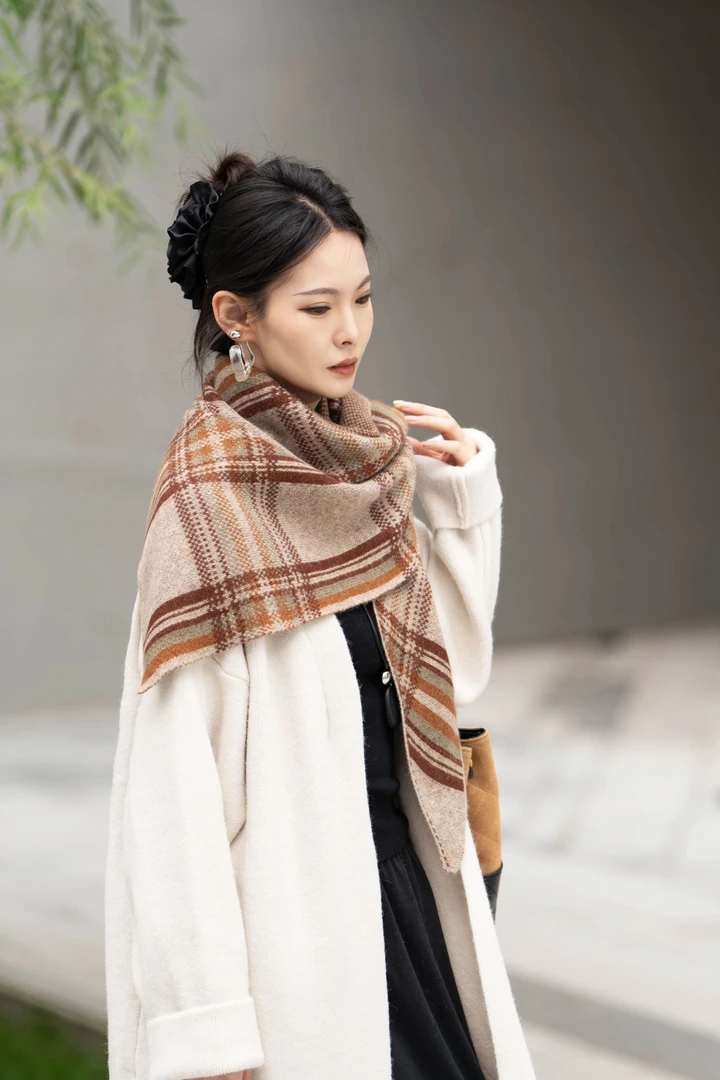 经典苏格兰格子羊绒围巾女冬季厚款三角形披肩百搭时尚减龄三角巾