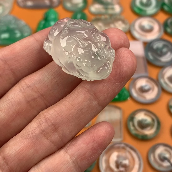 翡翠挂件未镶嵌…..