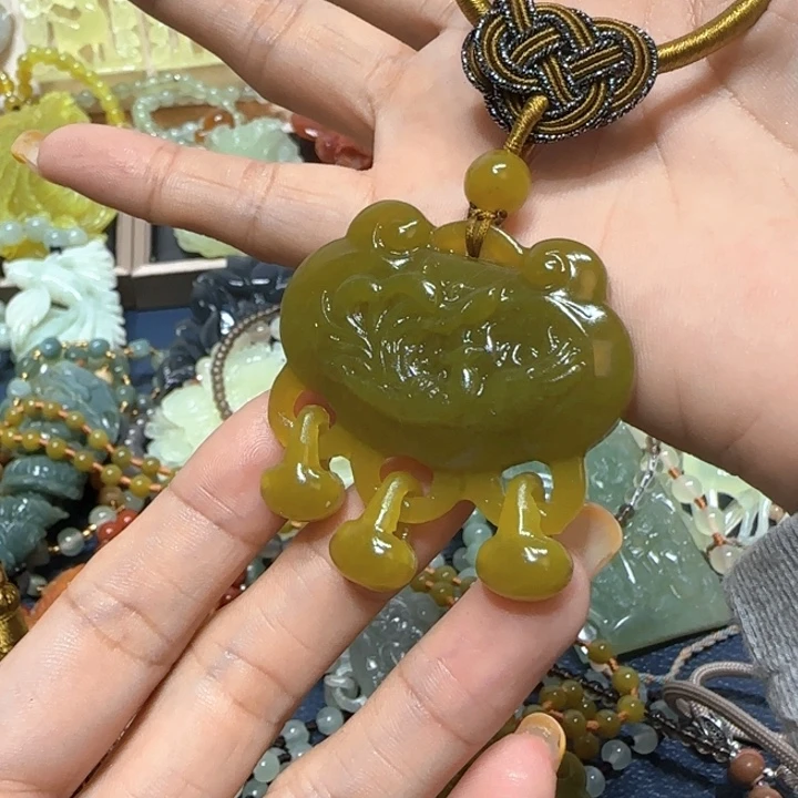 未镶嵌蛇纹石玉吊坠