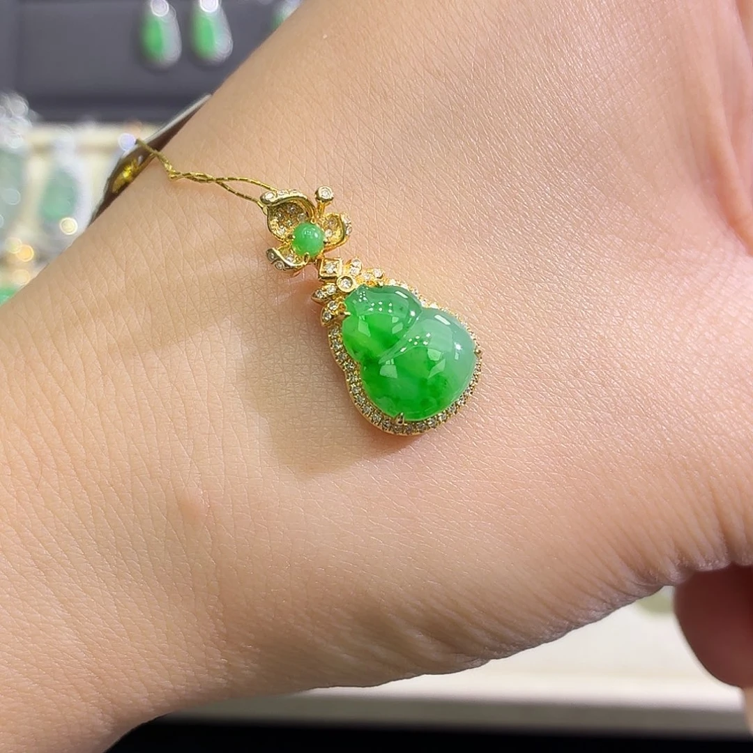 翡翠18K金镶嵌颈饰