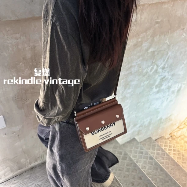 95新 BURBERRY/博柏利 复燃精选/麦芽棕Title系列双面邮差斜挎包