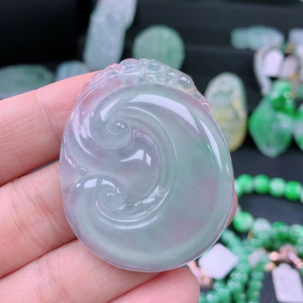 天然A货翡翠玻璃种起刚飘绿洒金翡翠大如意 尺寸:48.1-38.6-5.8mm