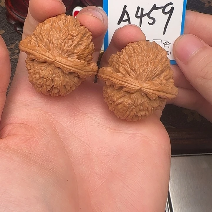 文玩核桃吊坠白狮子