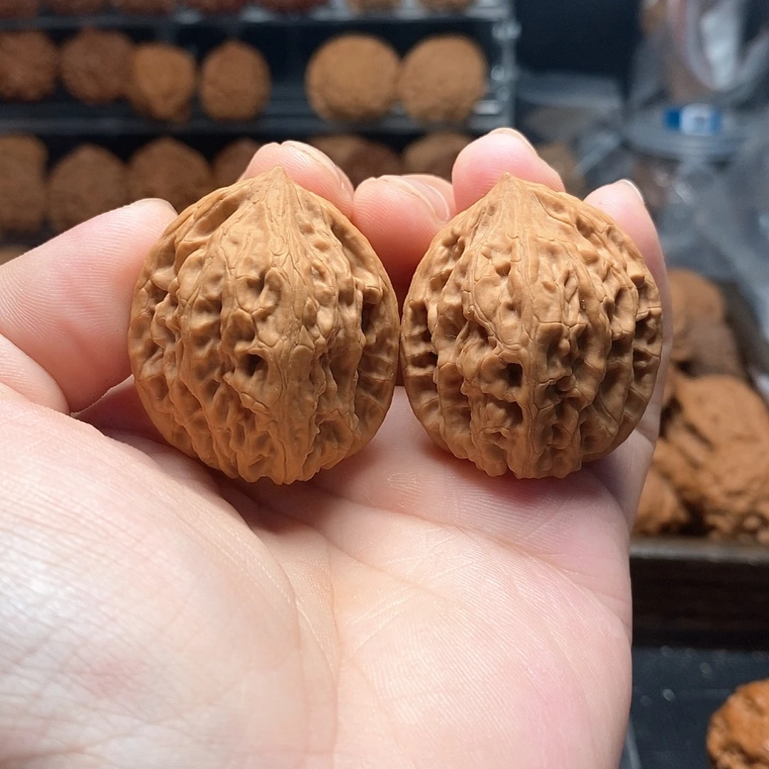 1文玩核桃油皮鸡心35-364