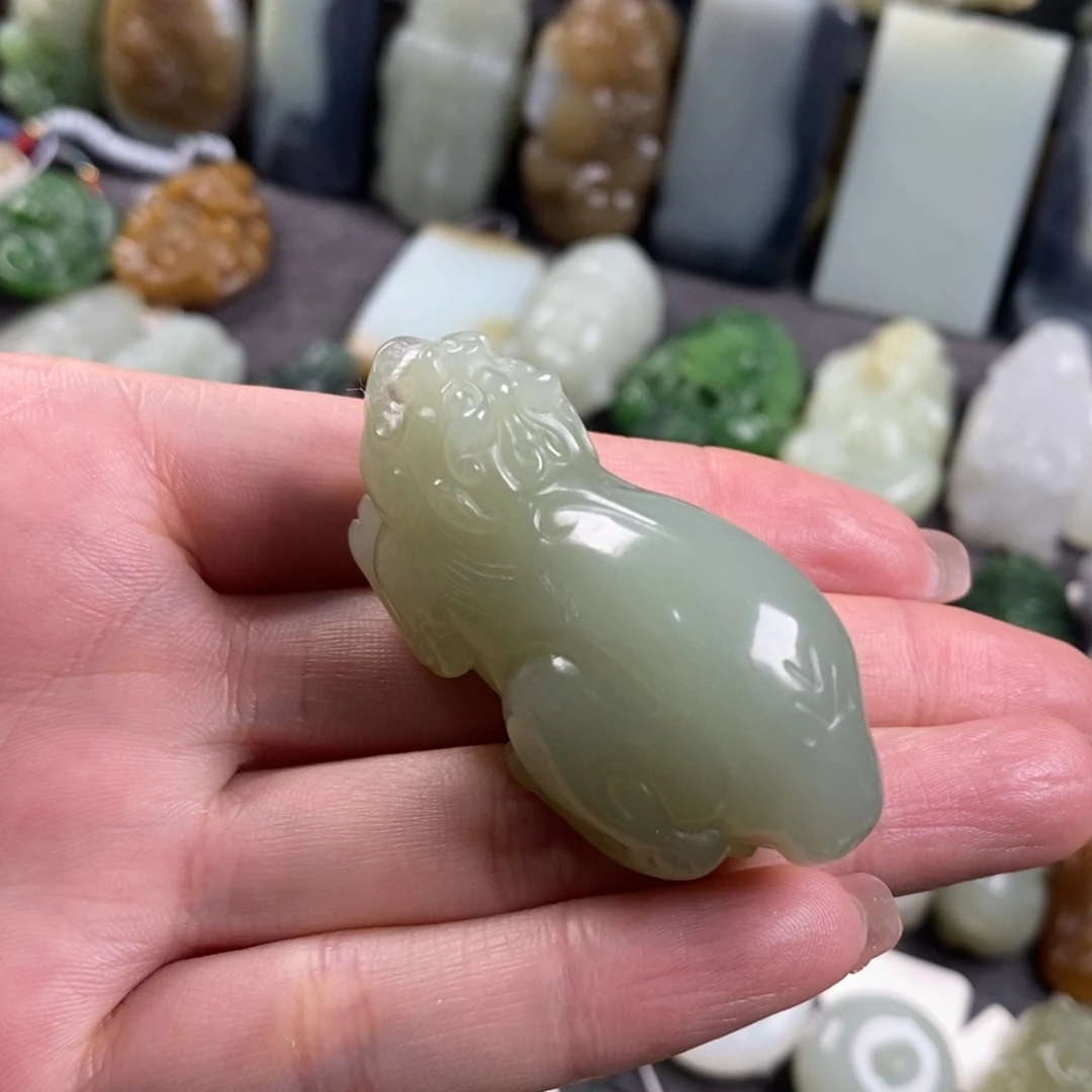 平***路和田玉未镶嵌颈饰