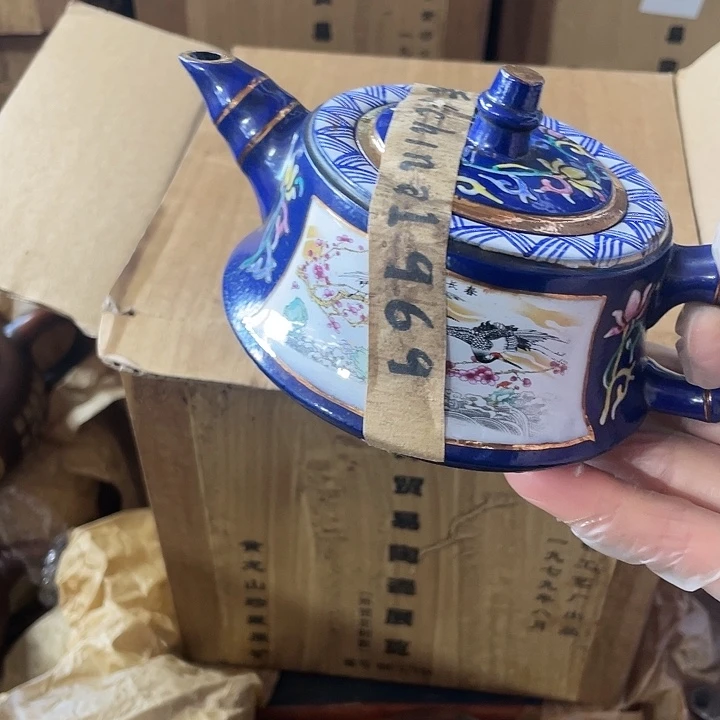 茶壶紫砂原矿泥料纯手工制作的一把紫砂壶。