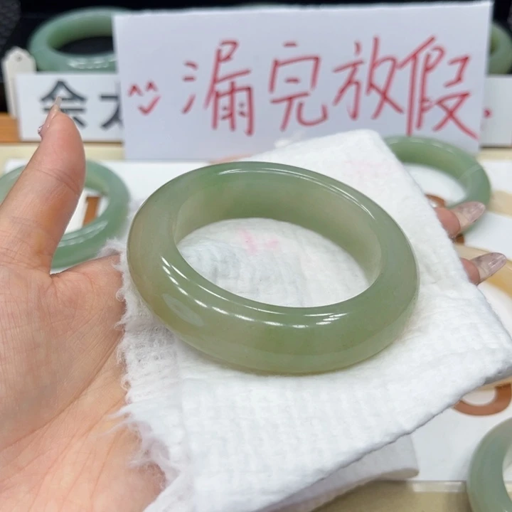 石英质玉手镯未镶嵌H****?
