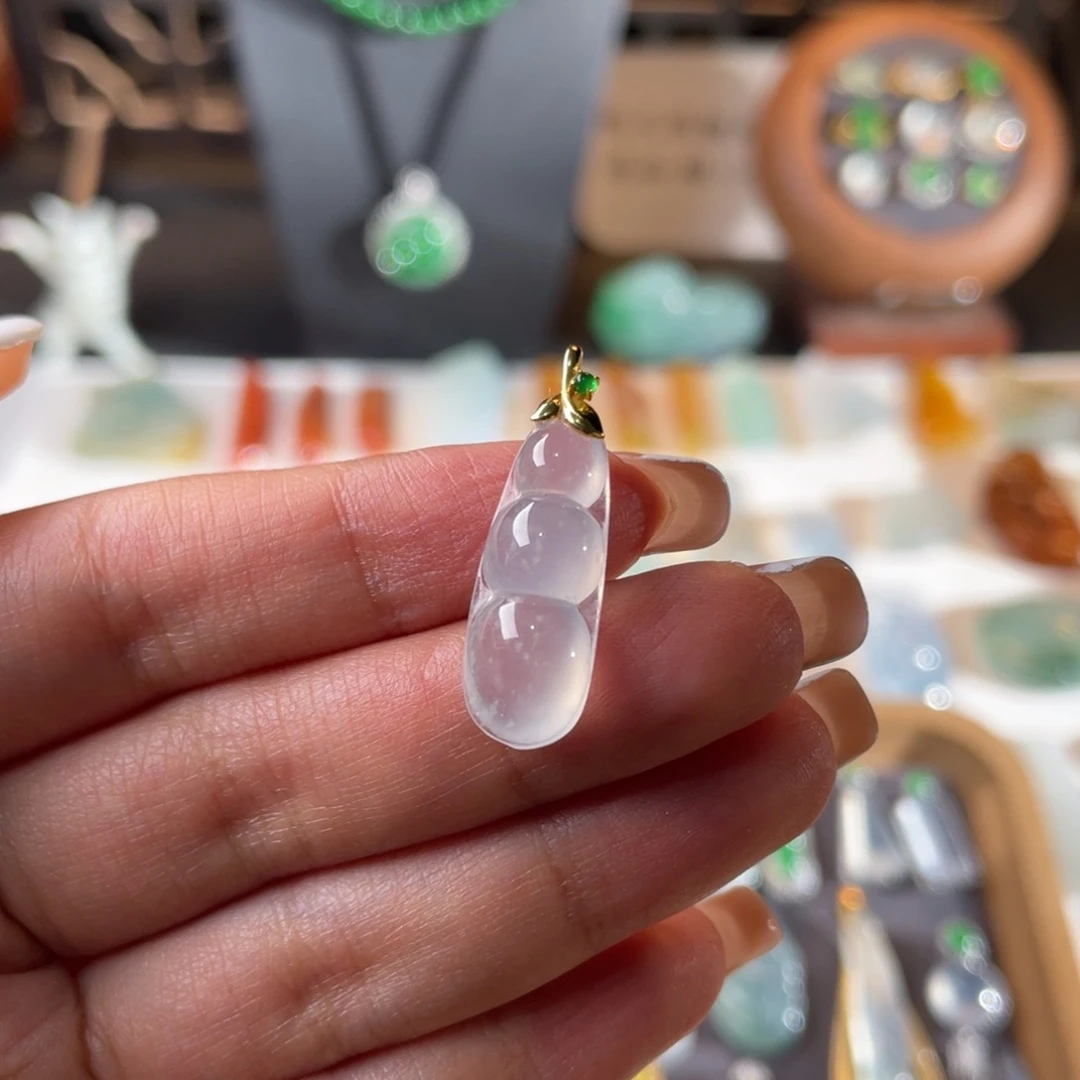 18K金镶嵌定制翡翠吊坠