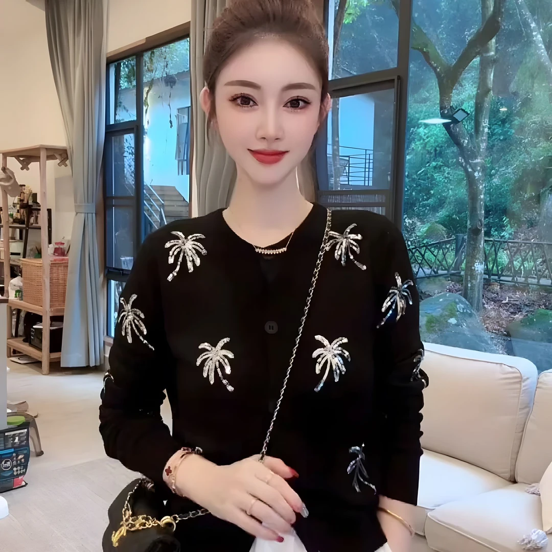 2025春季新款女圆领排扣长袖法式小香风宽松显瘦百搭小众针织上衣