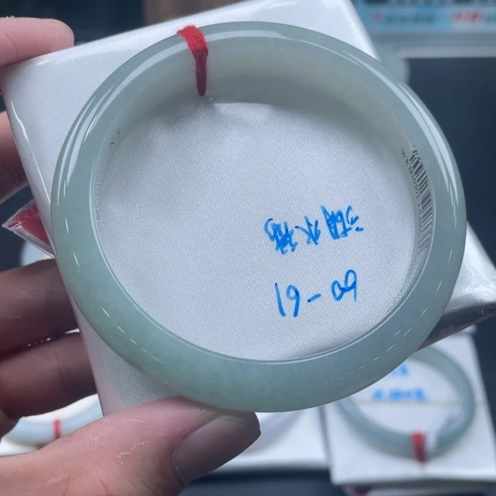 翡翠手镯未镶嵌湖水绿60正