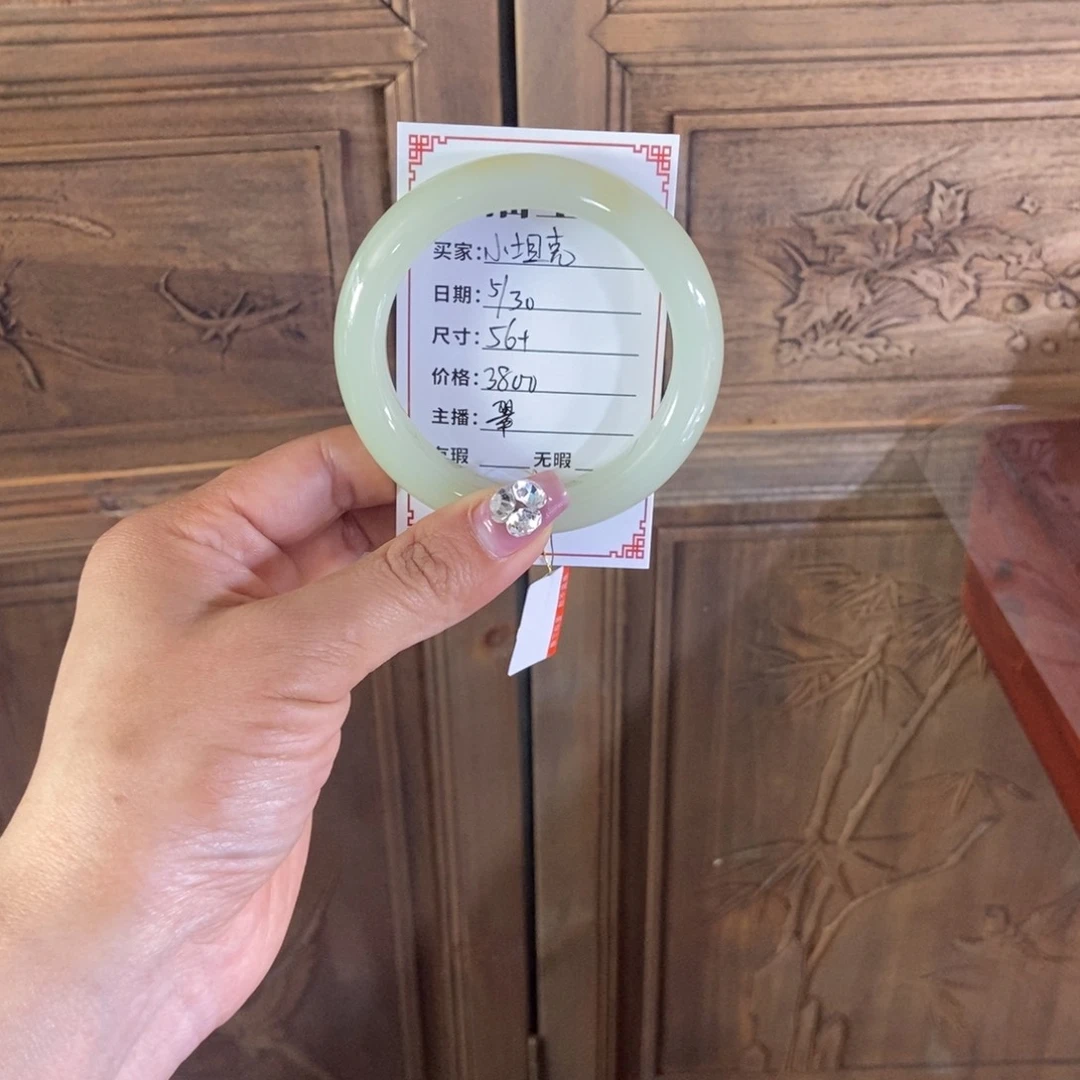 和田玉手镯未镶嵌小**?