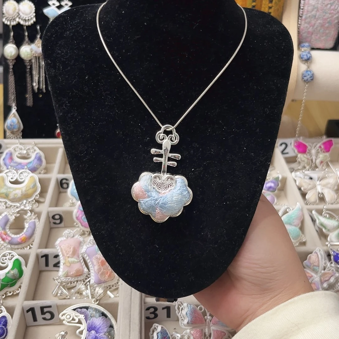 织绣小琵琶吊坠粉蓝色