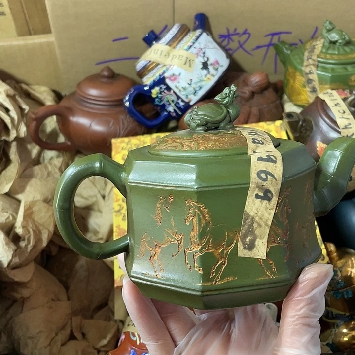 紫砂茶壶原矿泥料，手工制作的一把紫砂壶。