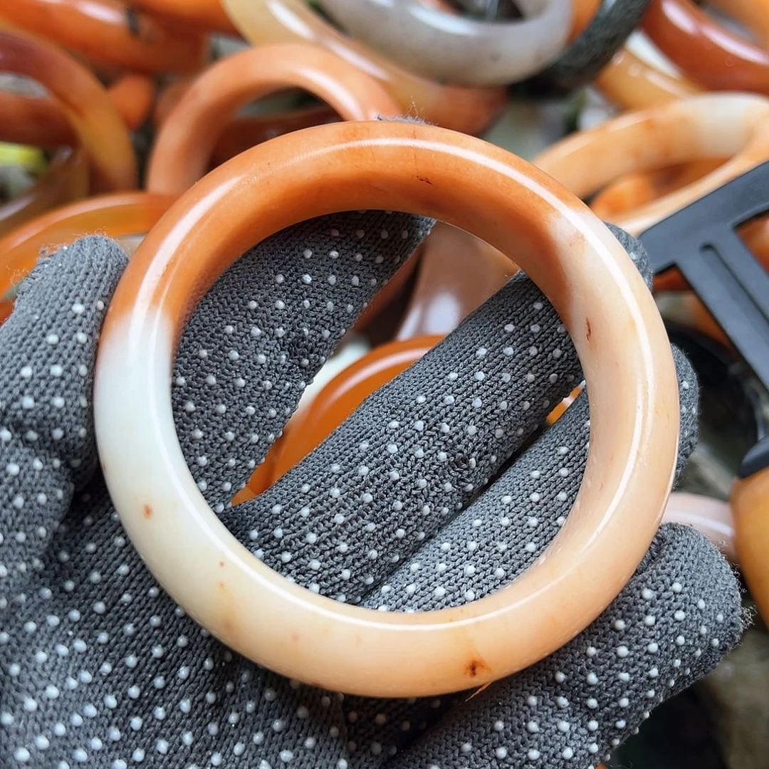 未镶嵌石英质玉（黄龙玉）颈饰