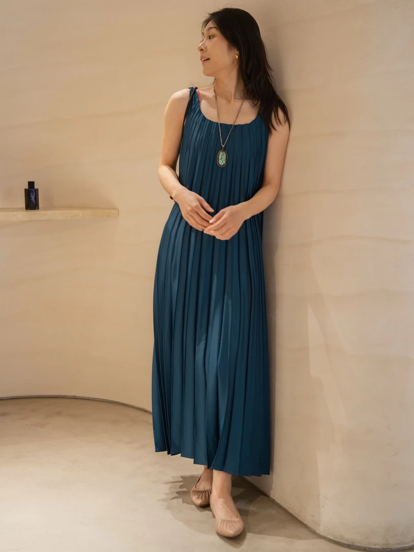 「蓝色褶皱吊带连衣裙」女夏季薄款均码褶皱优雅高级连衣裙