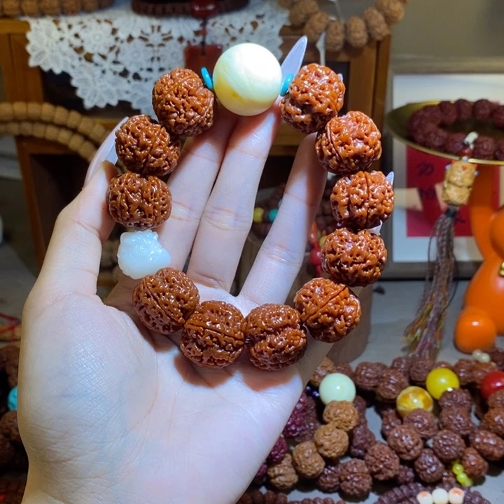 金刚菩提手串225玉华满肉白珠醒狮一物