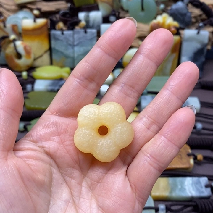 蛇纹石玉未镶嵌颈饰