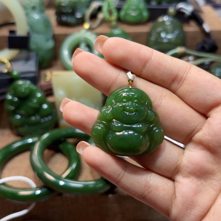 颈饰18K金镶嵌和田玉（碧玉）