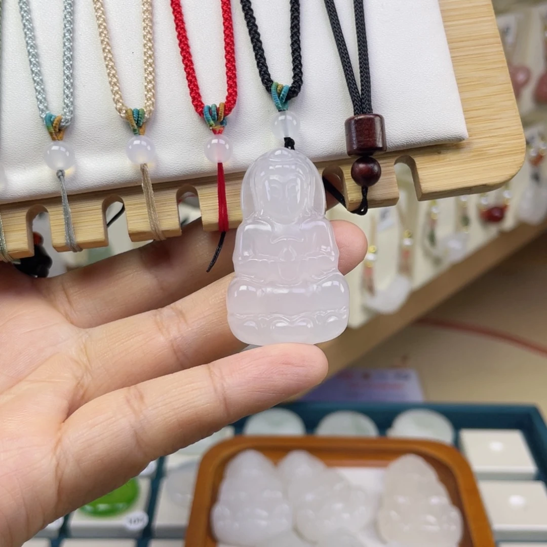 颈饰未镶嵌石英质玉(金丝玉)
