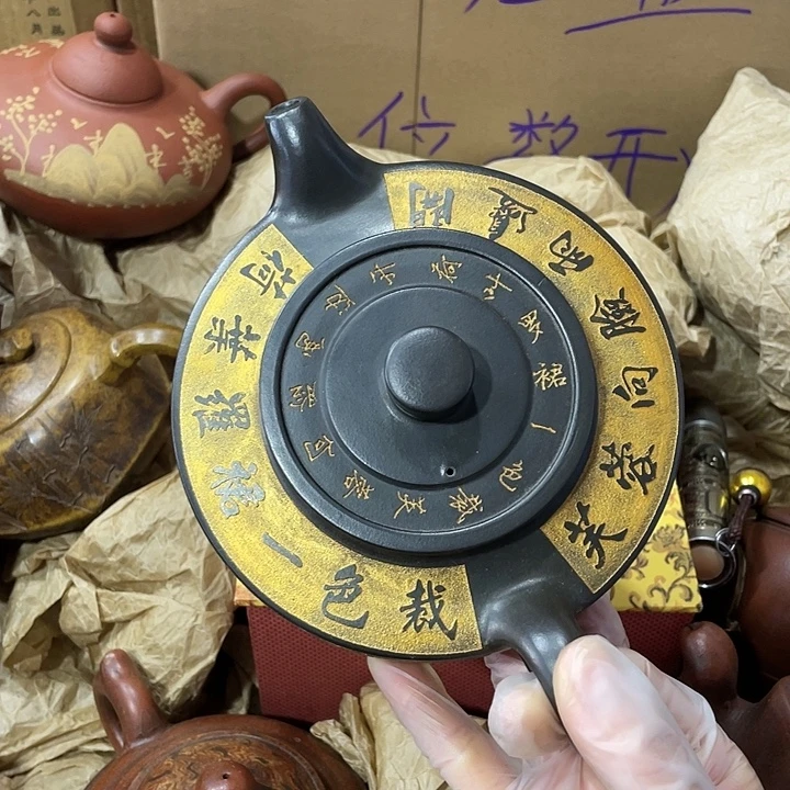 茶壶紫砂原矿泥料，手工制作一把紫砂壶。