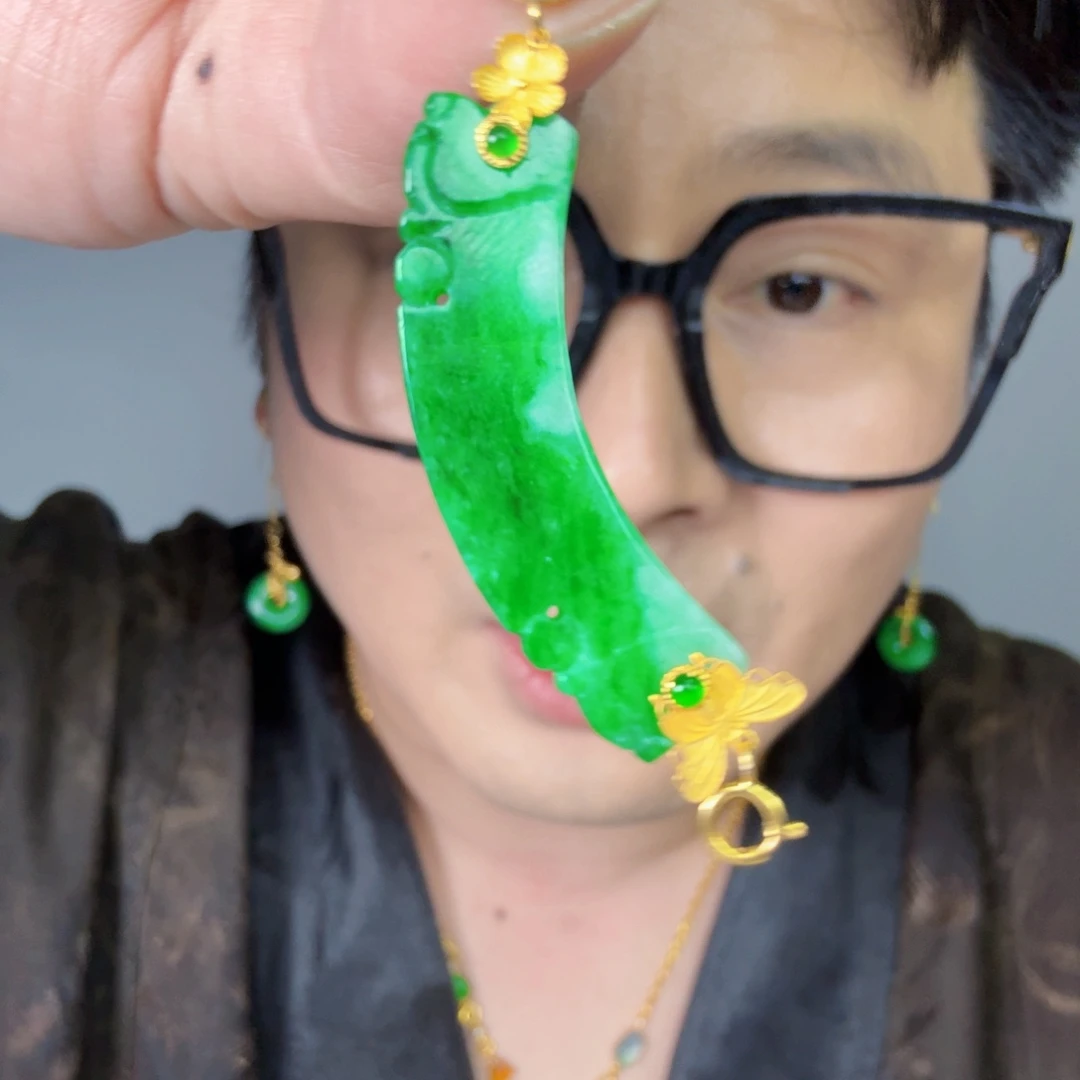 爱***O翡翠18K金镶嵌颈饰一件