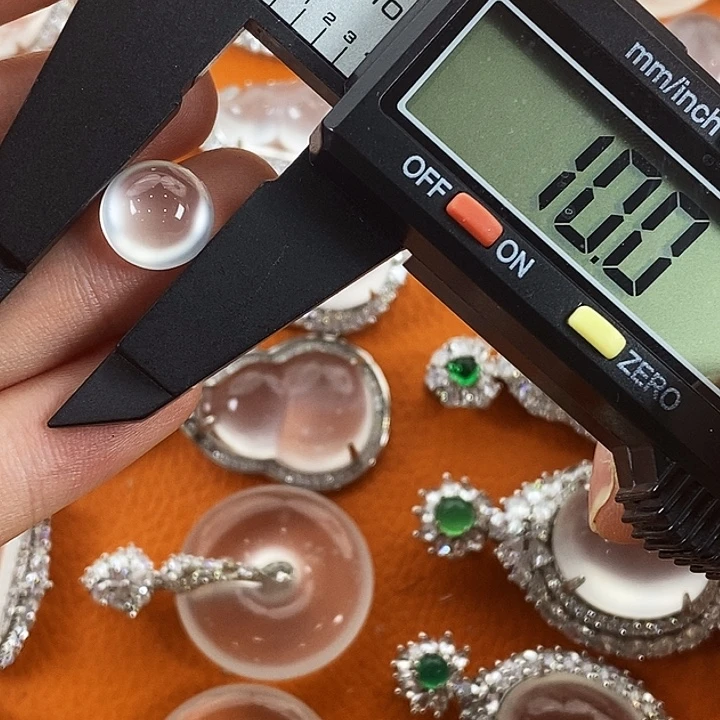 石英质玉未镶嵌颈饰