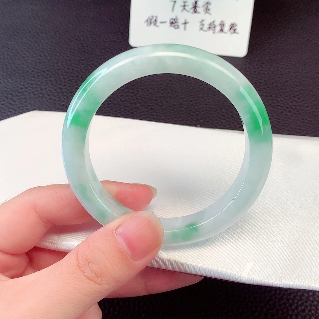 翡翠手镯未镶嵌翡翠