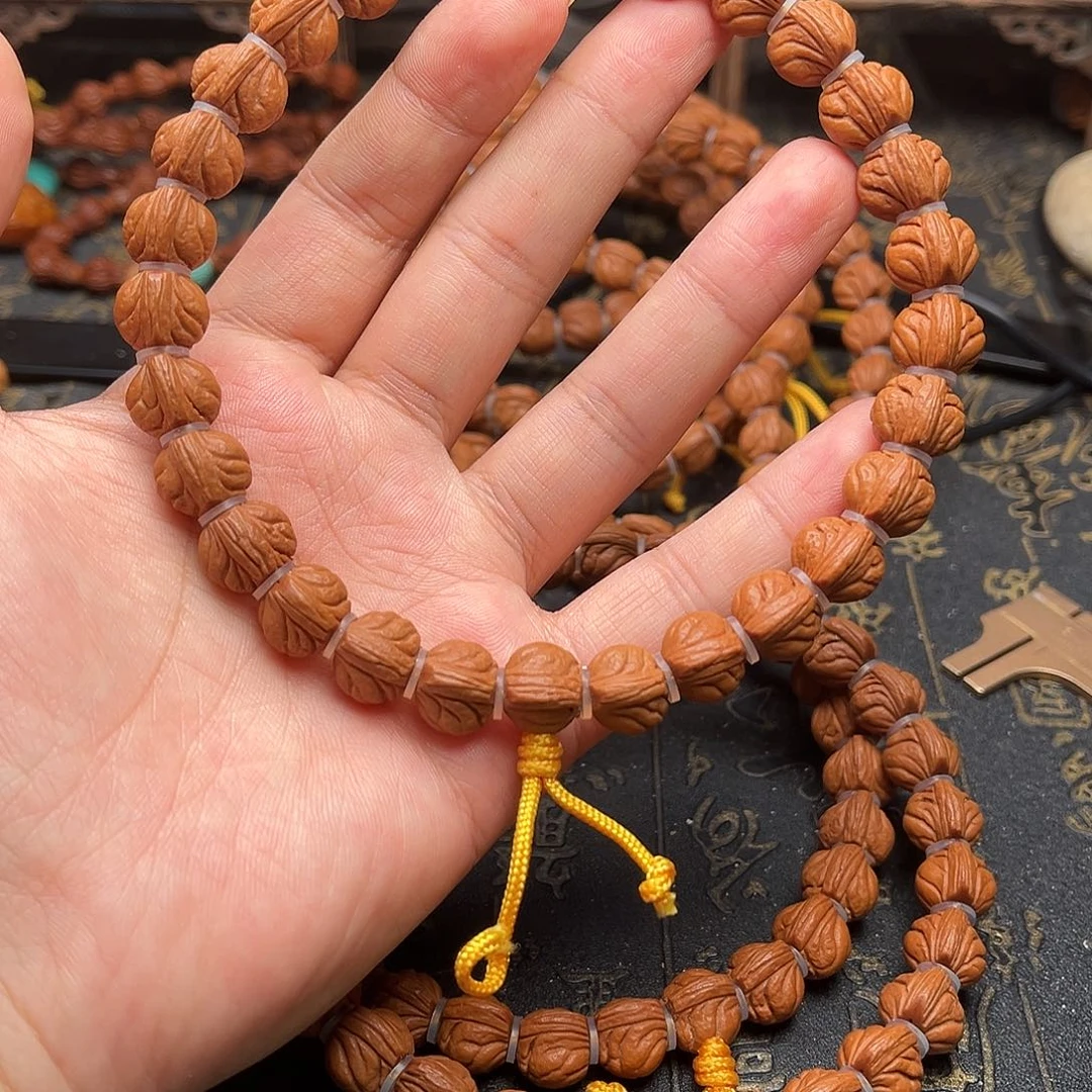 吊坠桃核玉龙手持